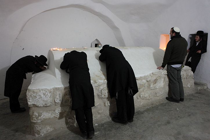 hassidim pray at the tomb of joshua ben nun april 16 2012